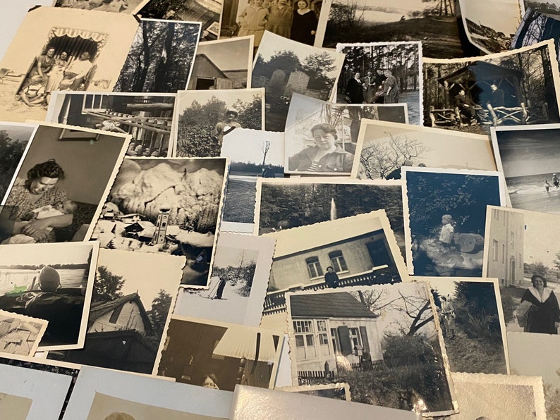 Puede incluir: Una colecci&oacute;n de fotograf&iacute;as antiguas en blanco y negro, algunas con personas, otras con paisajes y otras con edificios. Las fotos est&aacute;n dispuestas en un orden aleatorio y todas son de diferentes tama&ntilde;os.