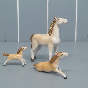 Set of 3 Horses, Mum and children, Vintage Ceramic Animal Figures, Pearlescent