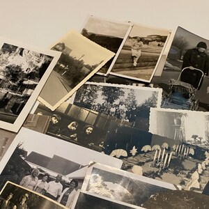 Puede incluir: Una colecci&oacute;n de fotograf&iacute;as en blanco y negro, algunas con personas, otras con paisajes y otras con edificios. Las fotos est&aacute;n dispuestas en una pila, algunas superpuestas.