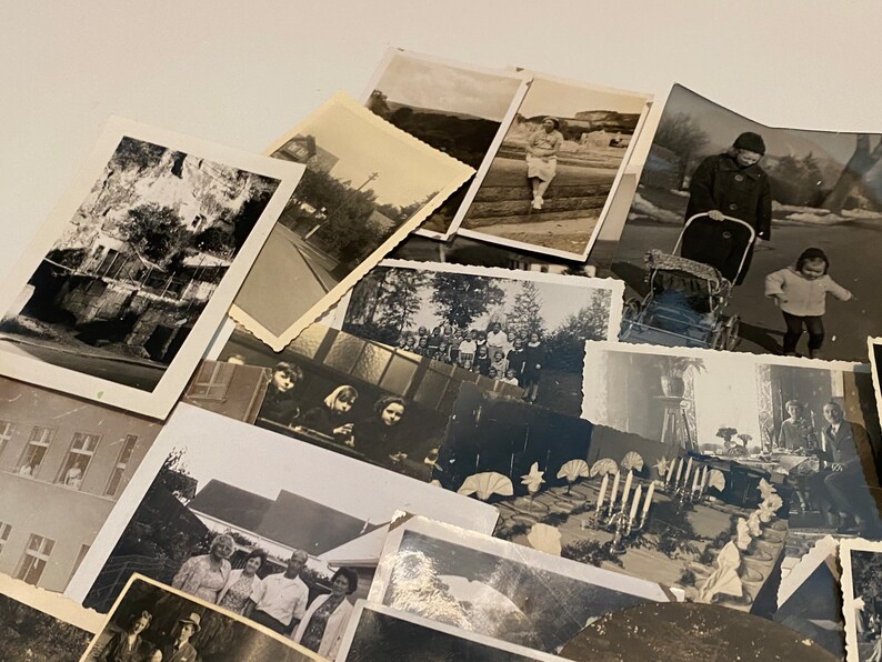 Puede incluir: Una colecci&oacute;n de fotograf&iacute;as en blanco y negro, algunas con personas, otras con paisajes y otras con edificios. Las fotos est&aacute;n dispuestas en una pila, algunas superpuestas.