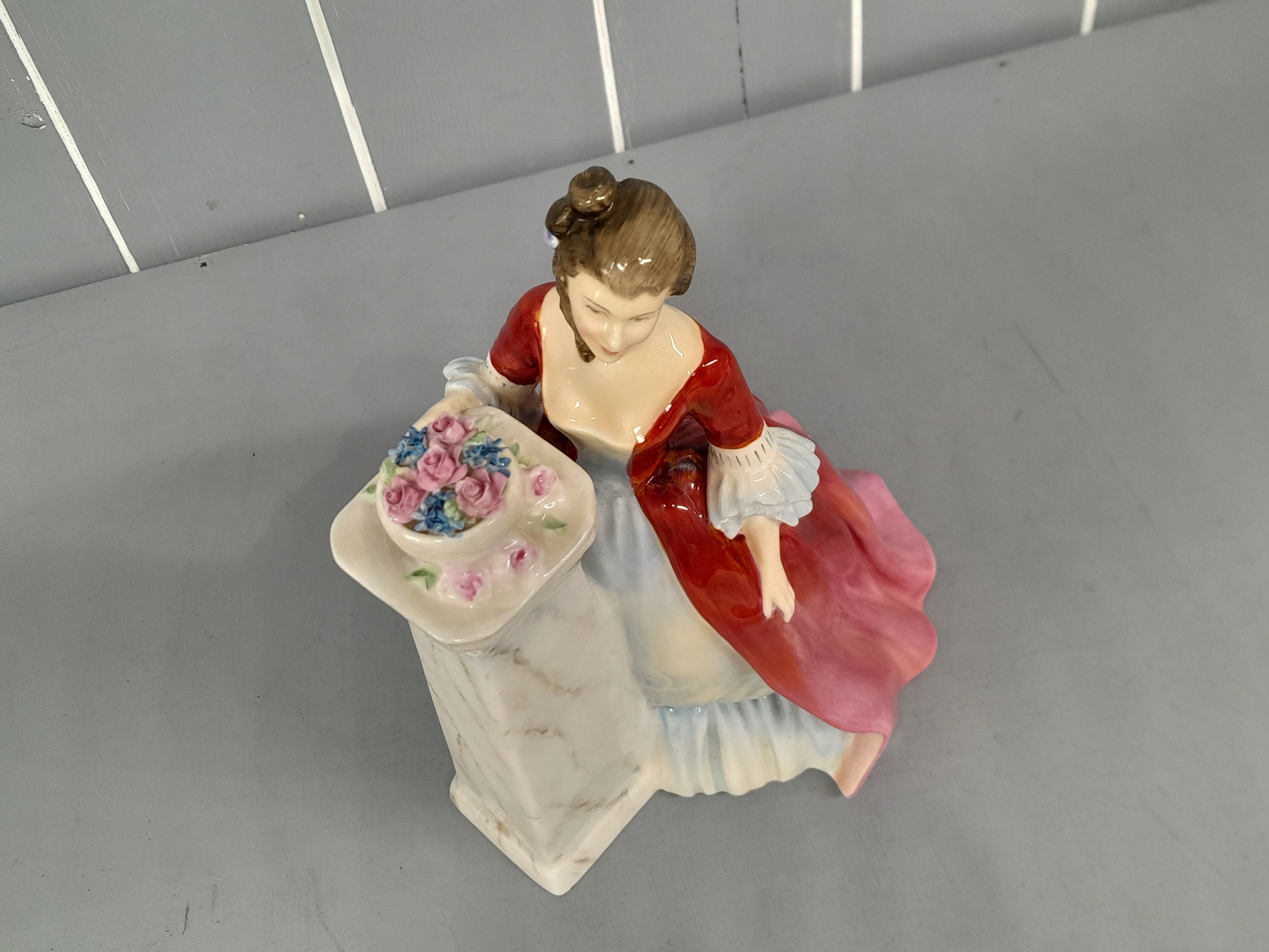Royal Doulton 1961 Lady Figurine Rendezvous HN 2212, Vintage