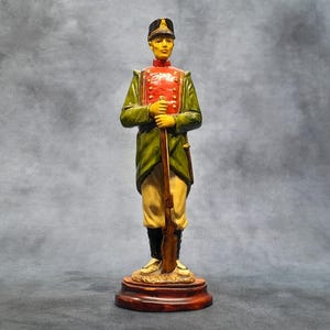 Vintage militaire soldaat van hars, Napoleontisch ornament 23 cm