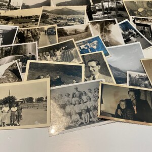 Lotto di 50 fotografie casuali assortite in bianco e nero, seppia, foto vintage immagine 2