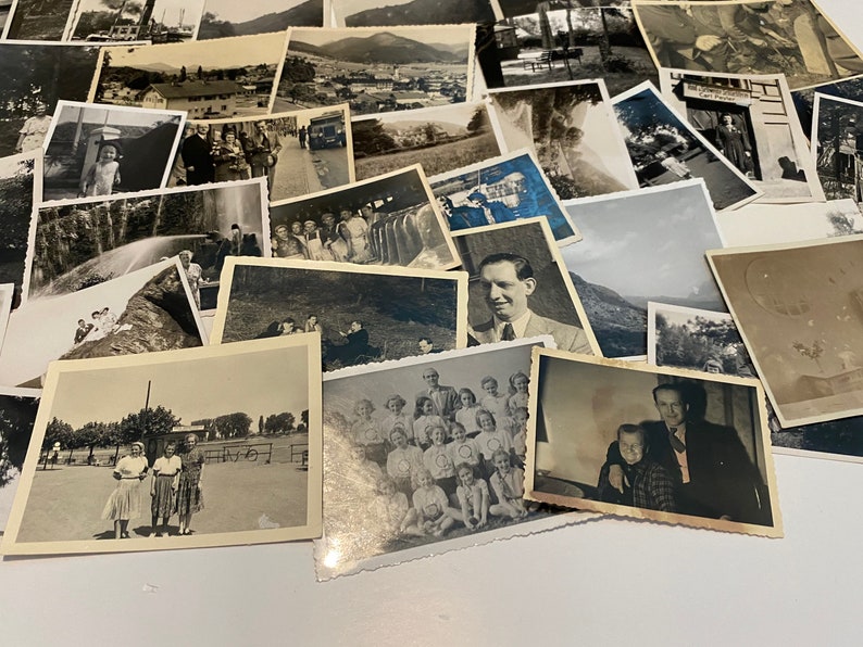 Lotto di 50 fotografie casuali assortite in bianco e nero, seppia, foto vintage immagine 2