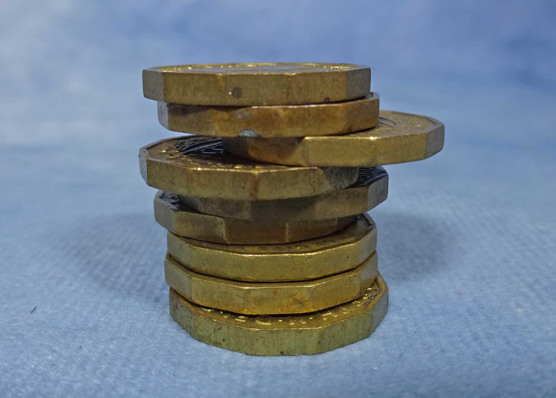 1943年から1961年にかけて流通した3ペンス硬貨9枚。国王ジョージ6世1枚