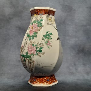 Jarrón hexagonal de porcelana japonesa vintage pintado a mano - Pájaros y peonías, bordes rojos y dorados