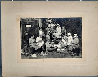 Fotografía antigua de retrato de grupo en blanco y negro de picnic familiar