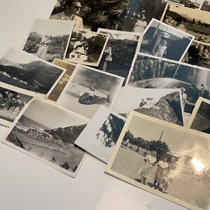 Lotto di 50 fotografie casuali assortite in bianco e nero, seppia, foto vintage immagine 5