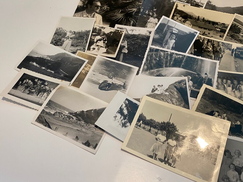Lotto di 50 fotografie casuali assortite in bianco e nero, seppia, foto vintage immagine 5