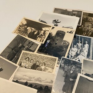 K&ouml;nnte beinhalten: Eine Sammlung von alten Schwarzwei&szlig;fotos, einige zeigen Gruppen von Menschen, andere zeigen Landschaften und Geb&auml;ude.
