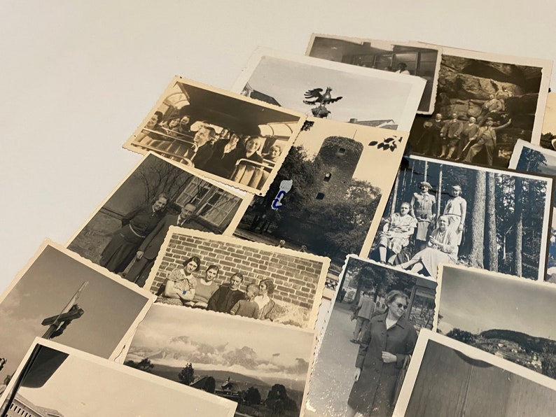 K&ouml;nnte beinhalten: Eine Sammlung von alten Schwarzwei&szlig;fotos, einige zeigen Gruppen von Menschen, andere zeigen Landschaften und Geb&auml;ude.
