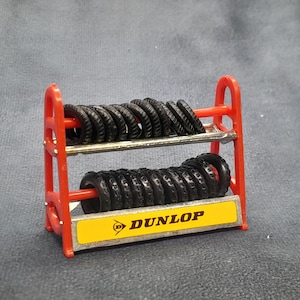 Miniatur Vintage Motoplay Spielzeug, Reifenständer und Reifen, Dunlop Ständer, Dunlop Reifen | Vintage Motoplay | Spielzeug Auto Zubehör Bild 1