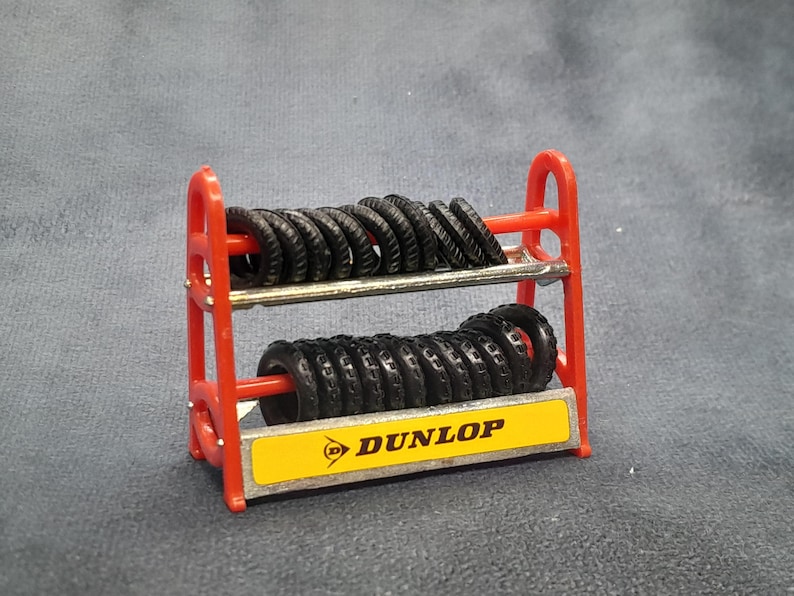 Miniatur Vintage Motoplay Spielzeug, Reifenständer und Reifen, Dunlop Ständer, Dunlop Reifen | Vintage Motoplay | Spielzeug Auto Zubehör Bild 1