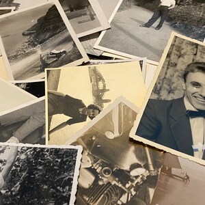 K&ouml;nnte beinhalten: Eine Sammlung von alten Schwarzwei&szlig;fotos, einige mit Personen, andere mit Landschaften und Objekten. Die Fotos liegen in einem Stapel &uuml;bereinander.