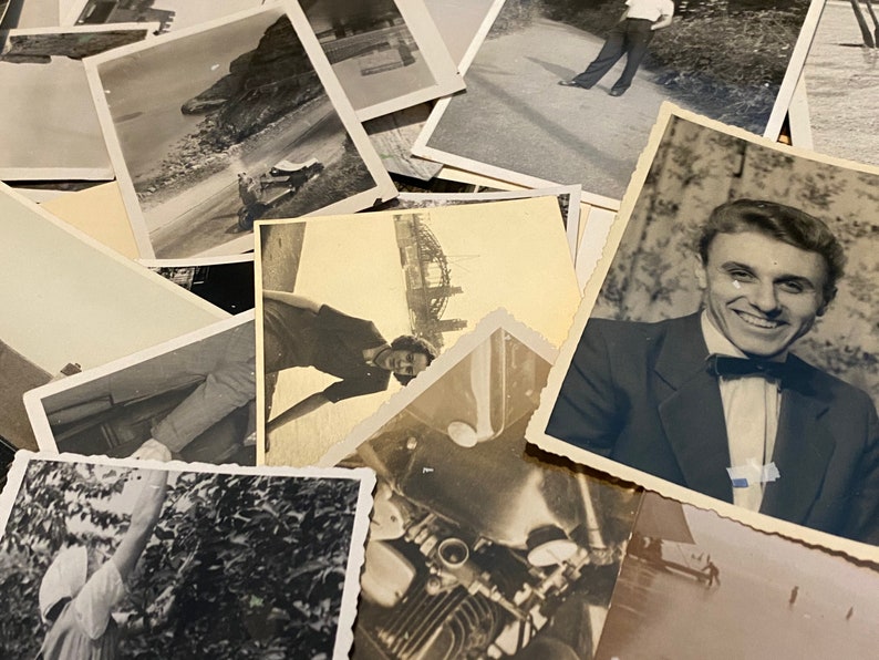 K&ouml;nnte beinhalten: Eine Sammlung von alten Schwarzwei&szlig;fotos, einige mit Personen, andere mit Landschaften und Objekten. Die Fotos liegen in einem Stapel &uuml;bereinander.