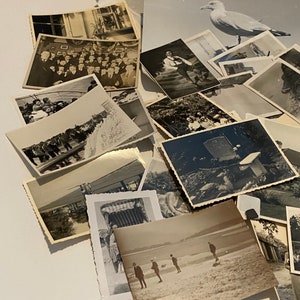 K&ouml;nnte beinhalten: Eine Sammlung von alten Schwarzwei&szlig;fotos, einige mit Personen, einige mit Landschaften und einige mit Geb&auml;uden. Die Fotos liegen auf einem wei&szlig;en Untergrund in einem Stapel.