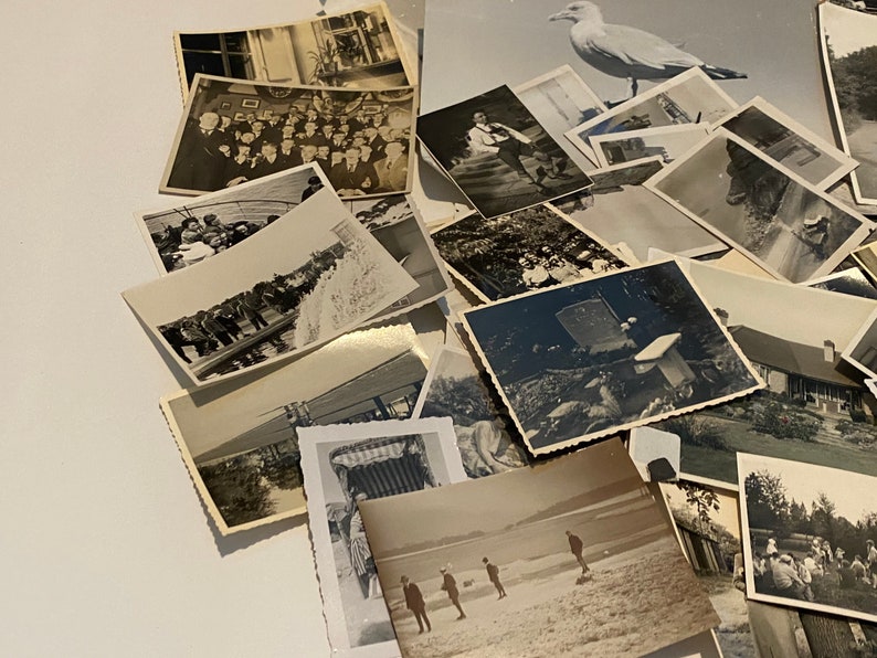 K&ouml;nnte beinhalten: Eine Sammlung von alten Schwarzwei&szlig;fotos, einige mit Personen, einige mit Landschaften und einige mit Geb&auml;uden. Die Fotos liegen auf einem wei&szlig;en Untergrund in einem Stapel.