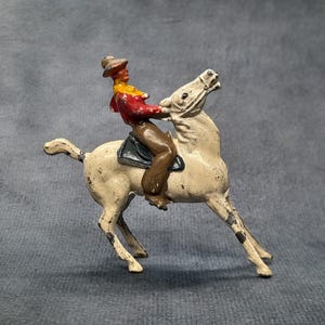 Soldado de juguete de metal de vaquero americano antiguo a caballo - Vaquero americano y caballo, c. 1940/50