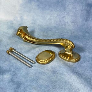 Singolo batacchio/maniglia per porta in ottone riciclato vintage, con fissaggi