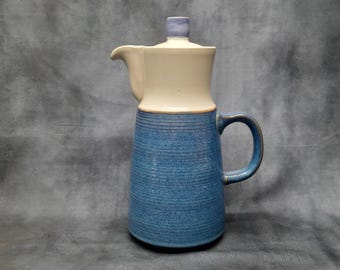 Cafetera de cerámica rústica de estudio en dos tonos, tetera/cafetera azul y blanca