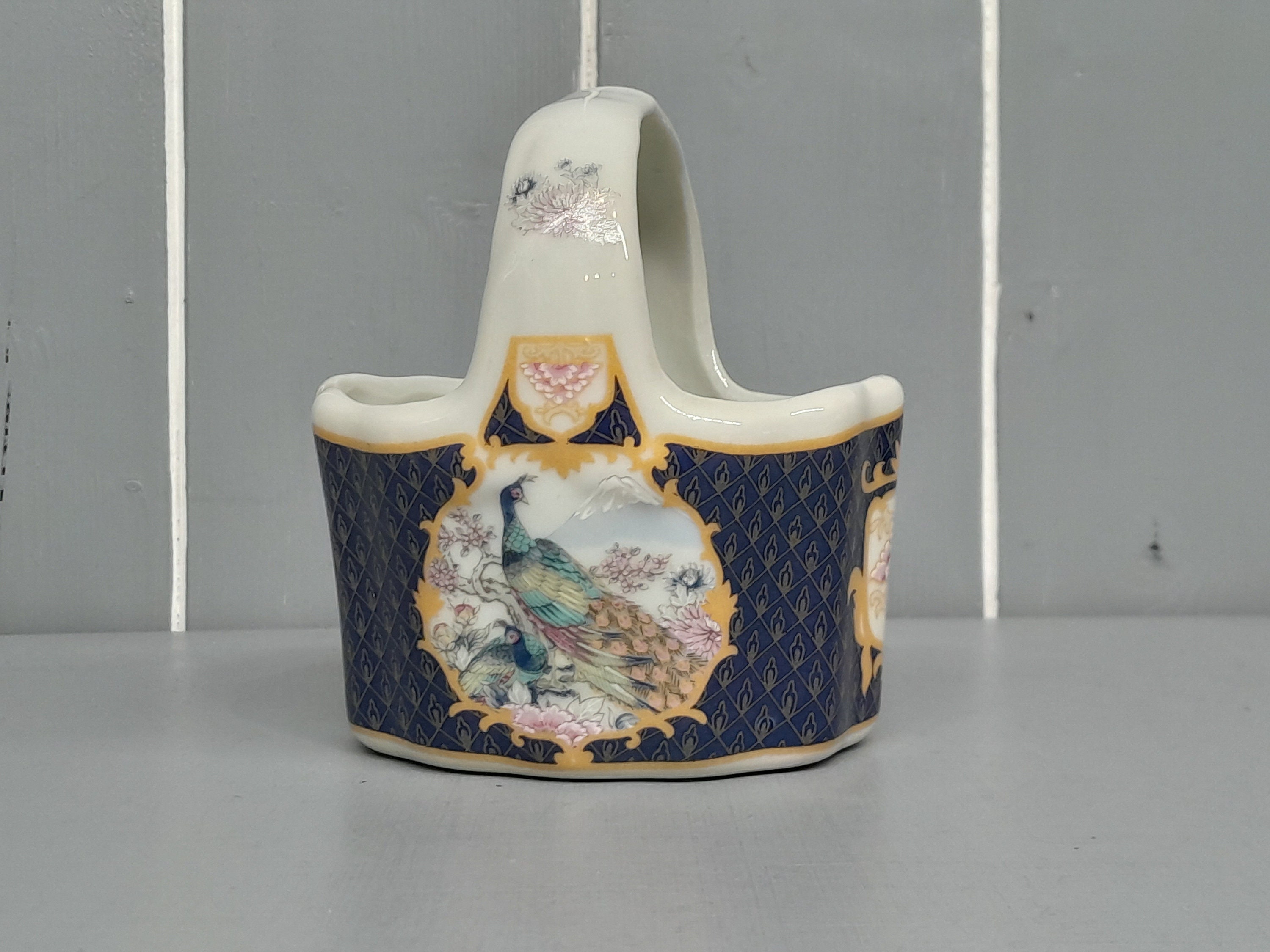 Pichet décoratif avec décor Paon en faience