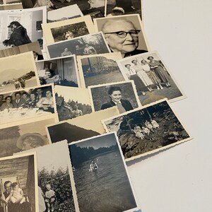 K&ouml;nnte beinhalten: Eine Sammlung von Schwarzwei&szlig;-Vintage-Fotos, einige mit Personen, einige mit Landschaften und einige mit Geb&auml;uden. Die Fotos sind in einem Stapel angeordnet, wobei sich die R&auml;nder der Fotos &uuml;berlappen.