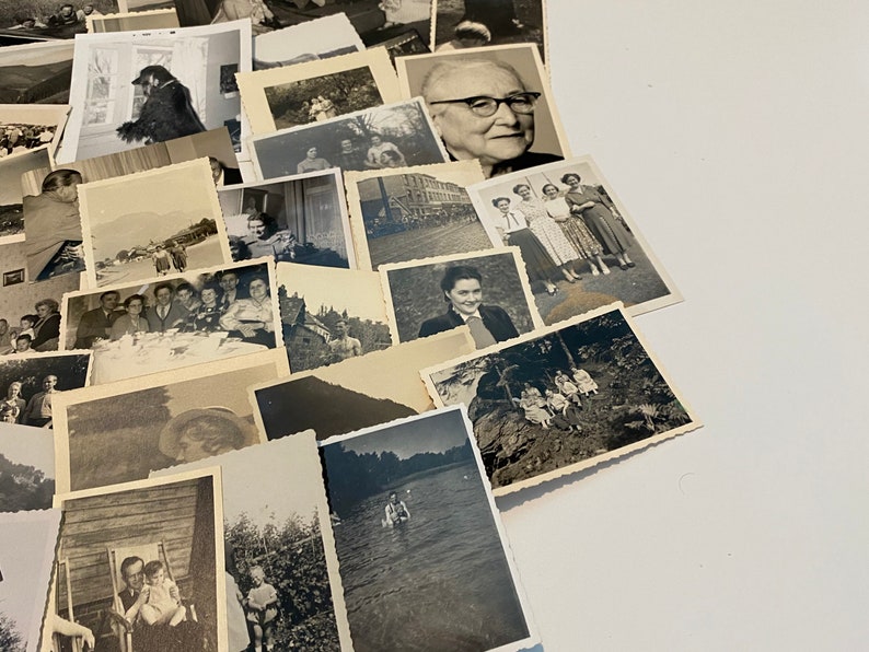 K&ouml;nnte beinhalten: Eine Sammlung von Schwarzwei&szlig;-Vintage-Fotos, einige mit Personen, einige mit Landschaften und einige mit Geb&auml;uden. Die Fotos sind in einem Stapel angeordnet, wobei sich die R&auml;nder der Fotos &uuml;berlappen.
