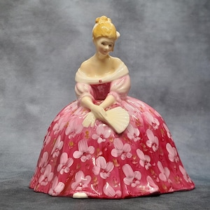 Elegant Bone China Royal Doulton 1972 Figurine - Victoria HN 2471