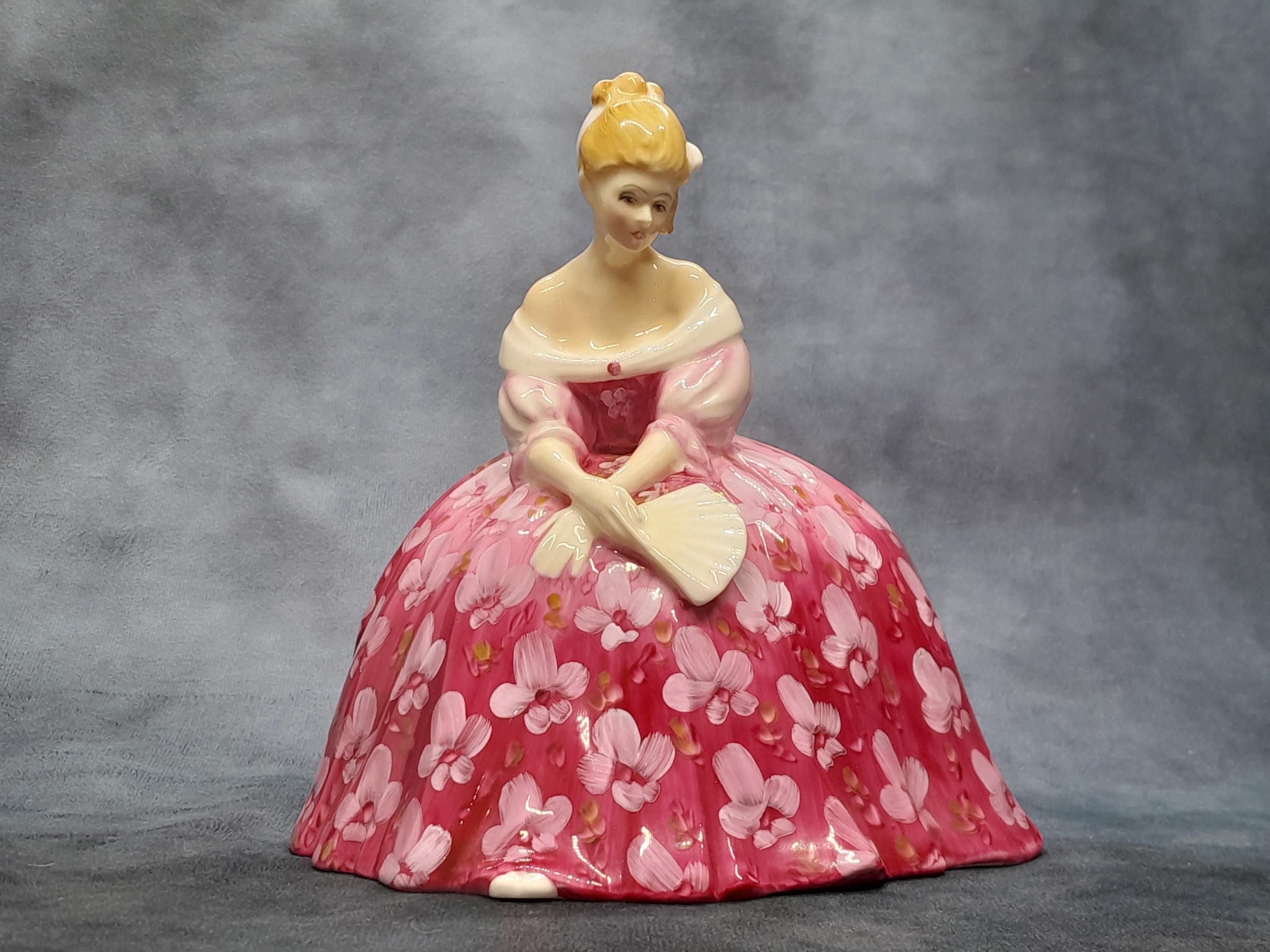 Elegant Bone China Royal Doulton 1972 Figurine - Victoria HN 2471