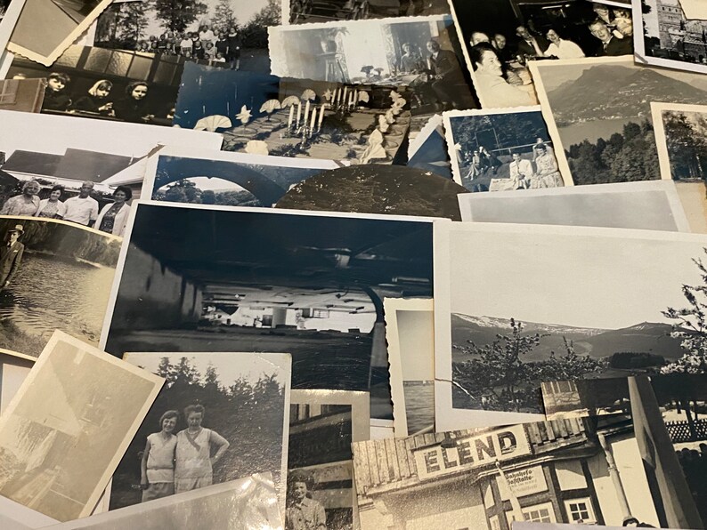 Puede incluir: Una colecci&oacute;n de fotograf&iacute;as antiguas en blanco y negro, algunas con personas, otras con paisajes y otras con edificios. Las fotos est&aacute;n dispuestas en un orden aleatorio y se superponen ligeramente.