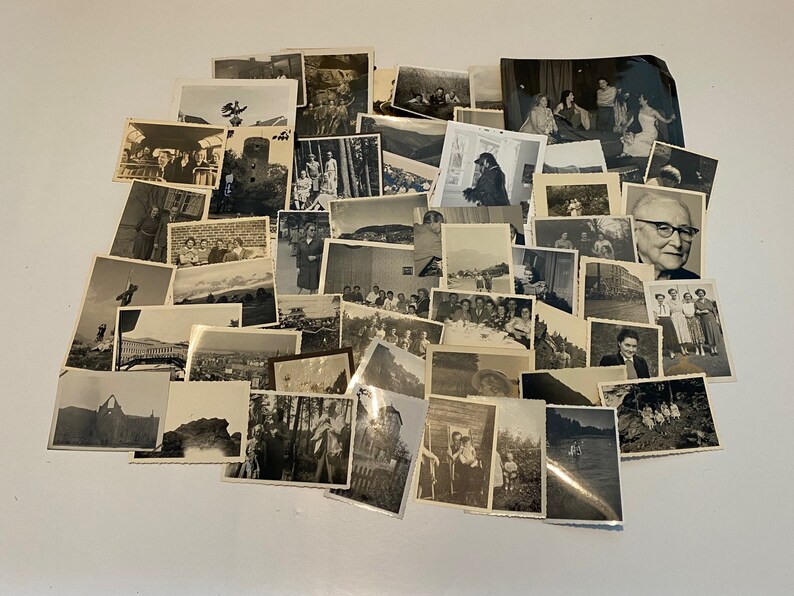 K&ouml;nnte beinhalten: Eine Sammlung von Schwarzwei&szlig;fotos, einige mit Personen, einige mit Landschaften und einige mit Geb&auml;uden. Die Fotos sind in einem zuf&auml;lligen Muster angeordnet und alle unterschiedlich gro&szlig;.