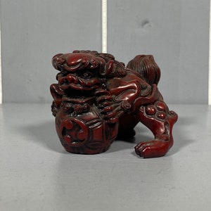 Singola statua del leone cinese in resina rossa Foo, cane Foo da collezione