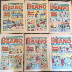 Könnte beinhalten: Sechs alte Beano-Comichefte, angeordnet in zwei Reihen. Jedes Cover zeigt den Titel The Beano in roten Buchstaben, mit verschiedenen Untertiteln wie Roger the Dodger, 3 Bears, Minnie the Minx und Bash Street Kids sowie farbigen Comic-Panels.
