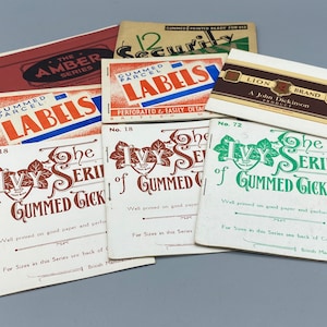 8 etiquetas/tarjetas de notas vintage engomadas e impresas variadas