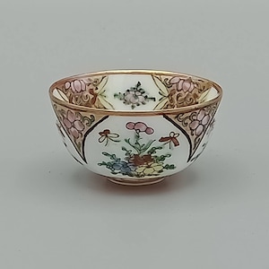 Chinese Famille Rose Hand Painted Salt Pinch Pot /Dip Pot 4.9cm