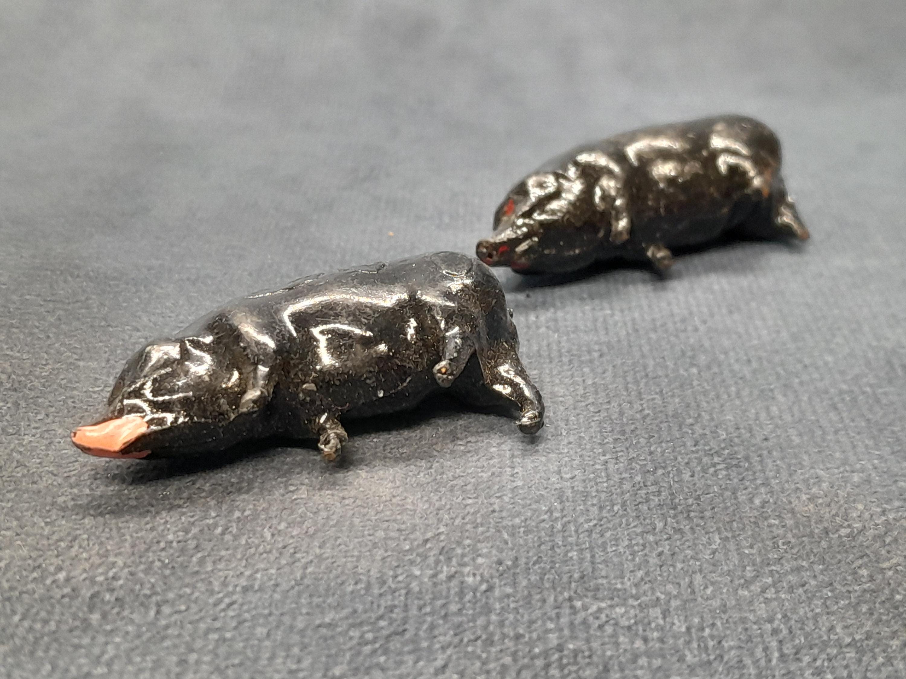 黒色金属製 置物 ヴィンテージの金属製豚の置物ペア、ブリテンズ製の金属製農場動物