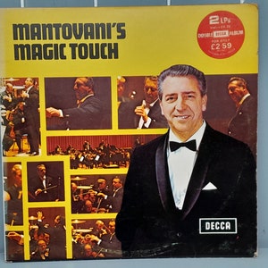 Puede incluir: Una portada de álbum de vinilo vintage con Mantovani's Magic Touch. La portada es amarilla con una foto de Mantovani con esmoquin, dirigiendo una orquesta. El álbum es un doble LP y originalmente costaba £2.59.