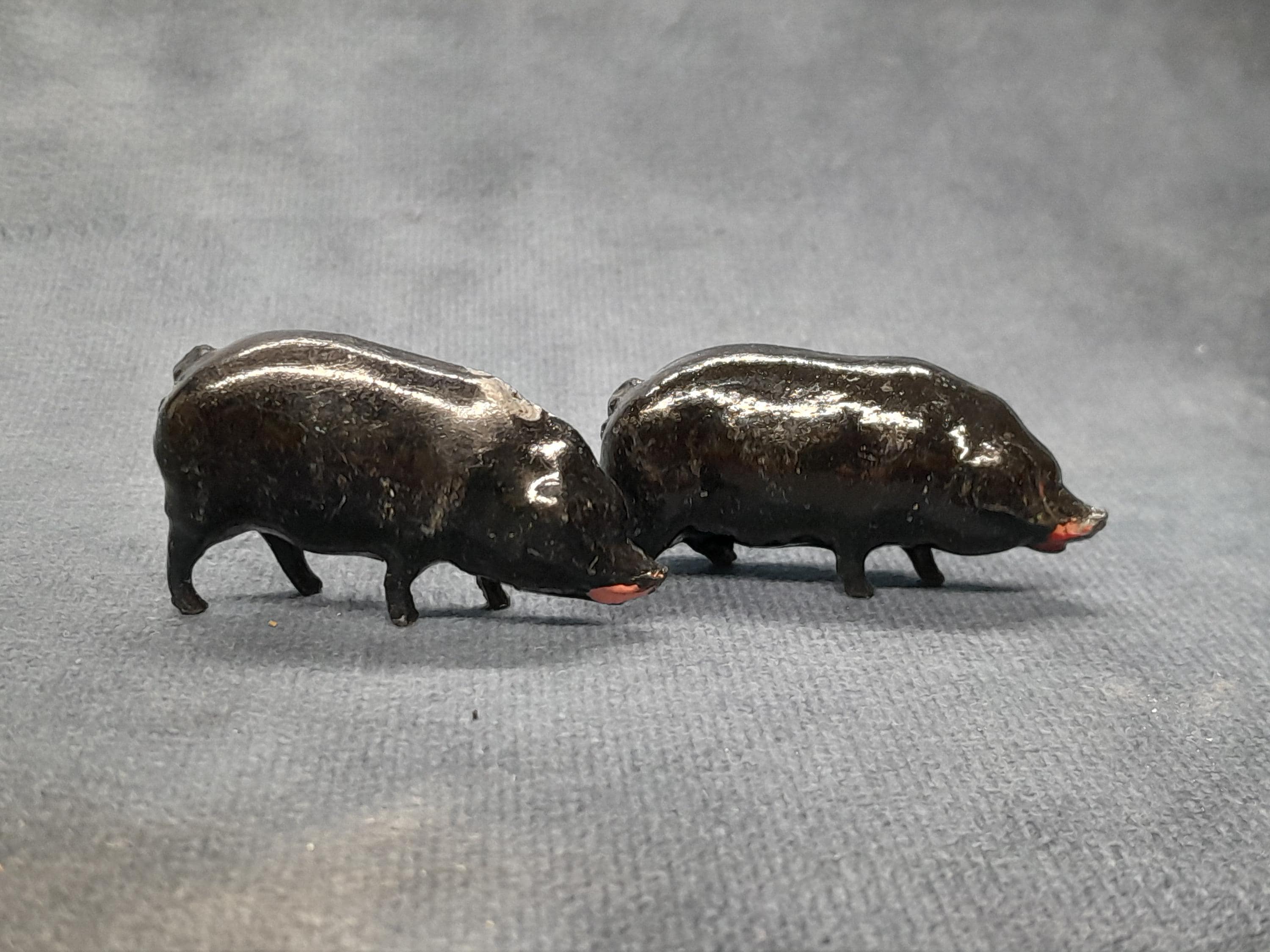 ヴィンテージの金属製豚の置物ペア、ブリテンズ製の金属製農場動物