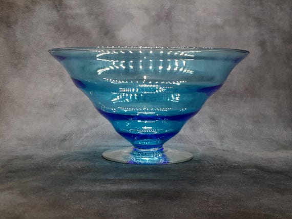 Blaue und klare Glas-Obstschale, flache Schale mit Fuß / Tischdekoration