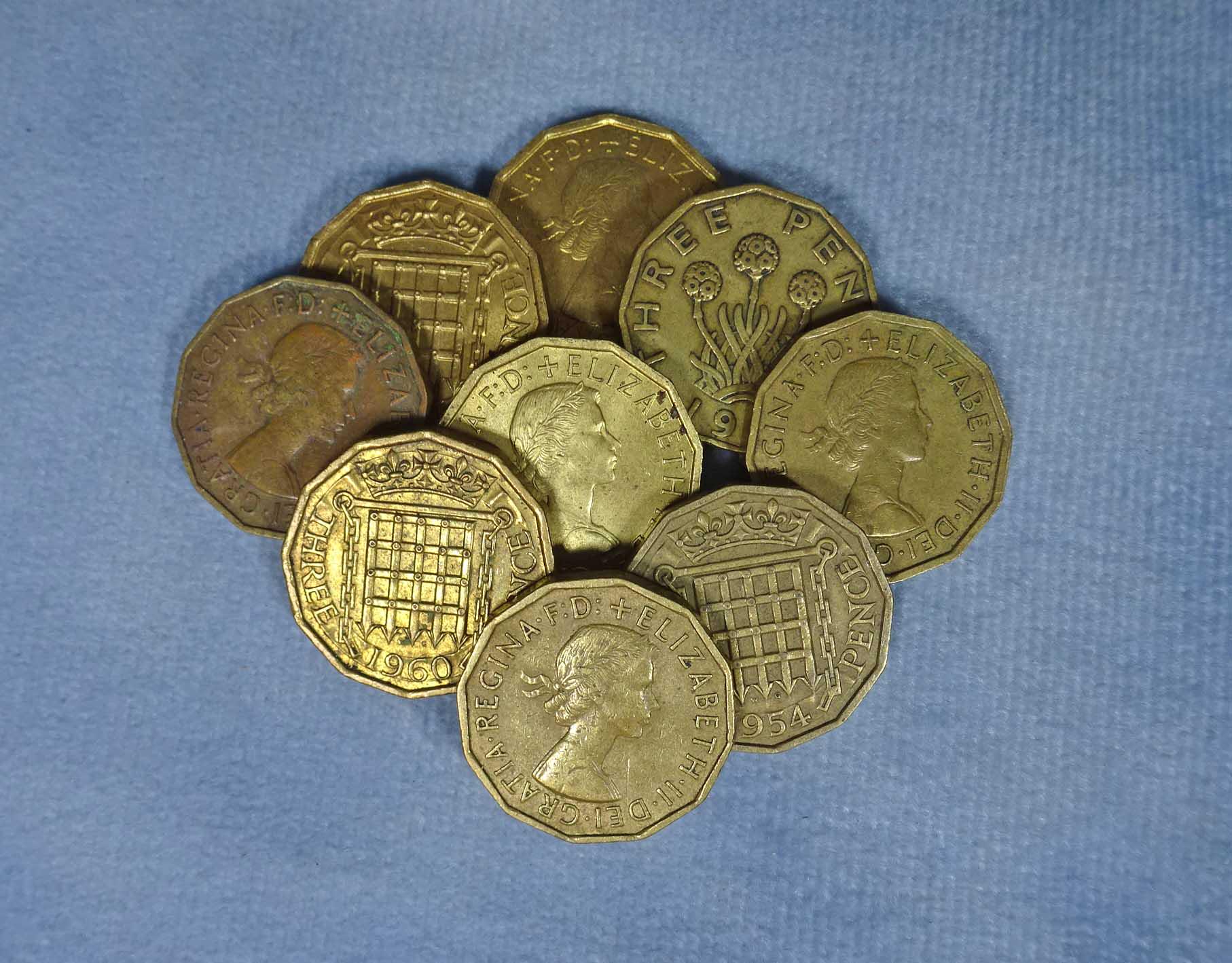 1943年から1961年にかけて流通した3ペンス硬貨9枚。国王ジョージ6世1枚