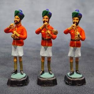 Indische Militärblasband-Figuren, 3 Gips handbemalte Figuren c1950&#39;s 60&#39;s