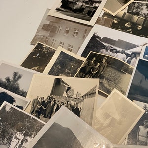 Puede incluir: Una colecci&oacute;n de fotograf&iacute;as antiguas en blanco y negro, algunas con personas, otras con edificios y paisajes. Las fotos est&aacute;n dispuestas en un orden aleatorio, superponi&eacute;ndose.