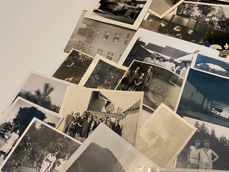 Puede incluir: Una colecci&oacute;n de fotograf&iacute;as antiguas en blanco y negro, algunas con personas, otras con edificios y paisajes. Las fotos est&aacute;n dispuestas en un orden aleatorio, superponi&eacute;ndose.