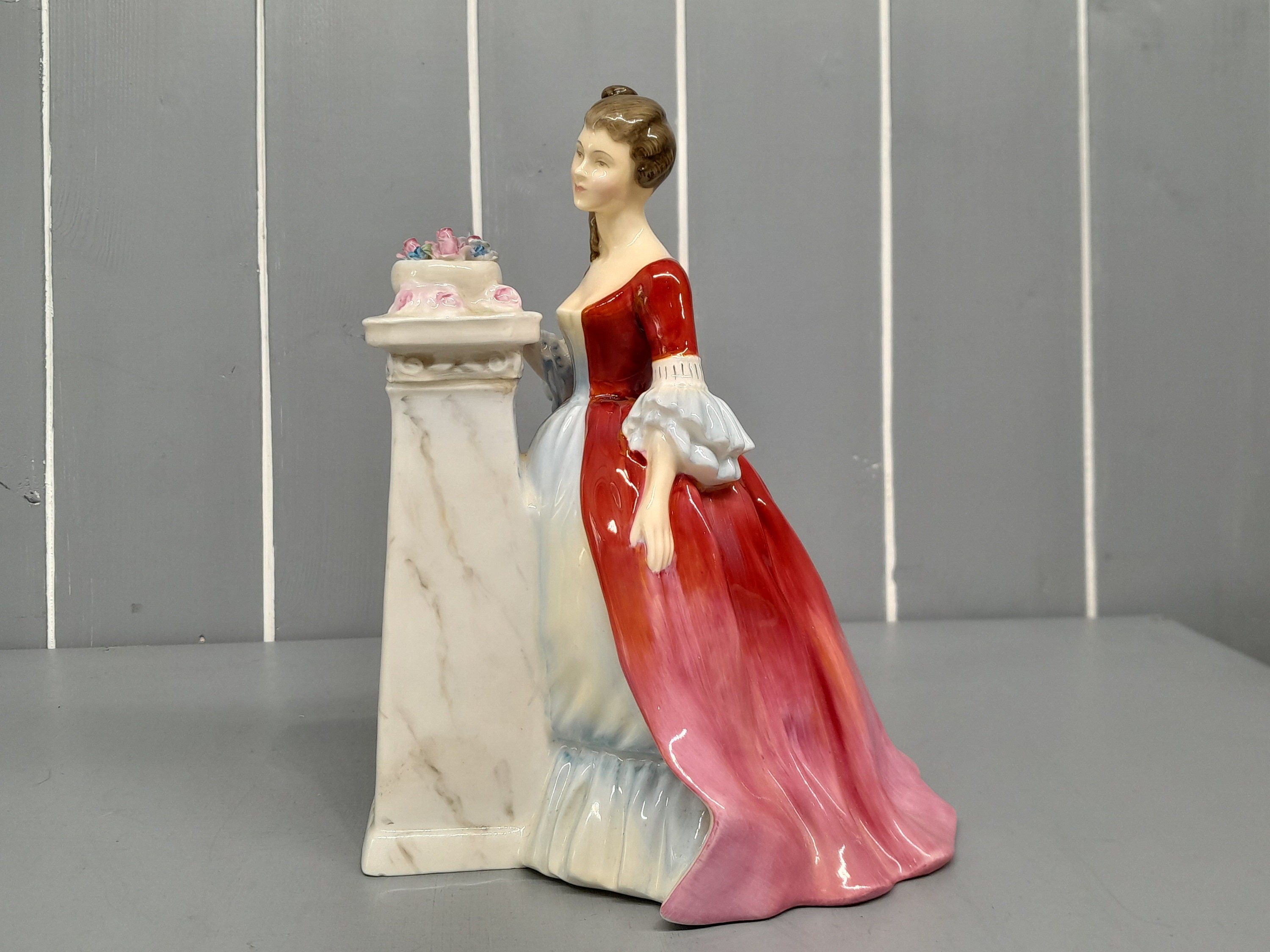 Royal Doulton 1961 Lady Figurine Rendezvous HN 2212, Vintage