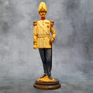 Vintage militaire soldaat van hars, Napoleontisch ornament 25,5 cm