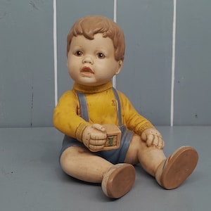 Bisque porseleinen babybeeldje, spelen met stenen, 15 cm hoog, met de hand beschilderd porseleinen babyjongen