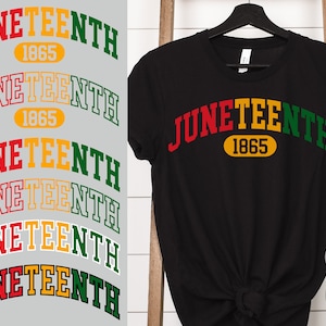 Puede incluir: Camiseta negra con un gráfico de Juneteenth rojo, amarillo y verde. El gráfico dice "Juneteenth 1865".