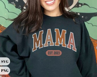 Mama Est 2023 SVG Mama Est 2024 Mama Png Mama gewölbt Umriss Varsity Buchstaben T Shirt Design Datei Bundle Datei für Cricut Muttertag svg