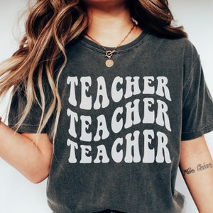 Trendy Svg Bundel Leraar Populaire Svg Leraar Png Esthetische Svg Thicc en Tired Vibes Png Gestapelde golvende tekst Svg Retro Preppy Svg Shirts Png