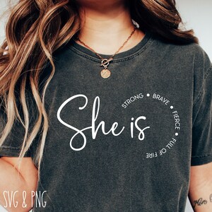 彼女は激しく、強く、勇敢で、情熱に満ちています T シャツ、ガールパワー、強い女性 SVG、強さ、ママ SVG、力強い女性、強いママ SVG、Png
